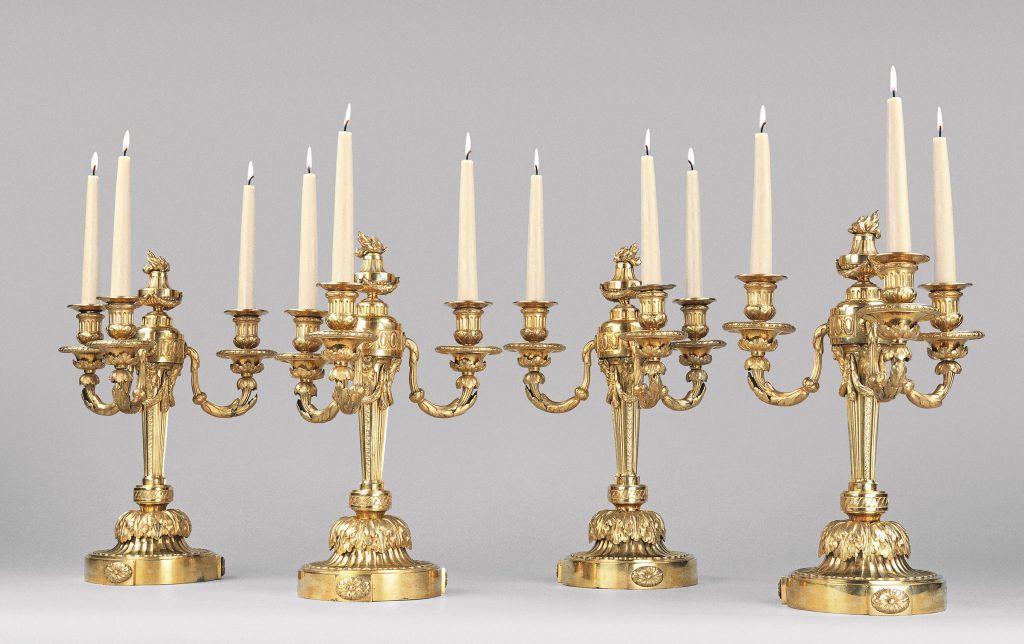 Satz von vier vergoldeten Louis XVI-Prunkkandelabern, Kunsthandel Mühlbauer